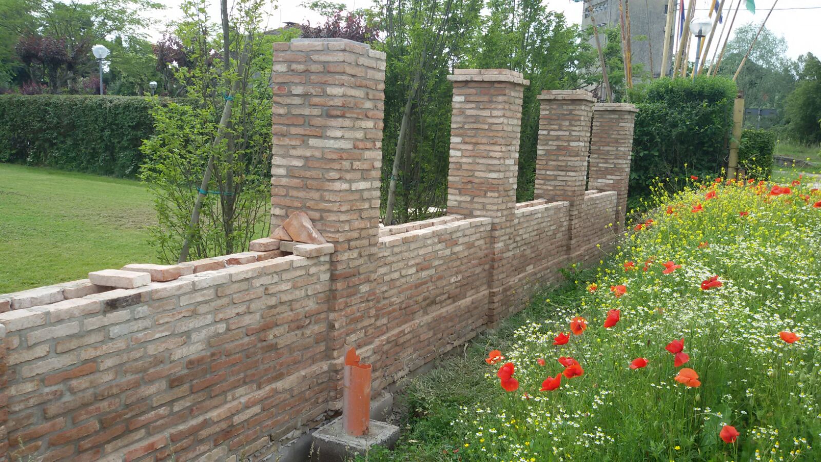 Muro di confine recuperato con mattoni depoca recupero materiali Mattoni vecchi di recupero