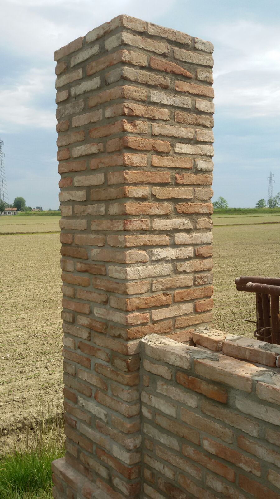 Muro di confine recuperato con mattoni depoca recupero materiali Mattoni vecchi di recupero