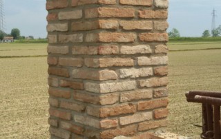 Muro di confine recuperato con mattoni antichi epoca da recupero materiali 16