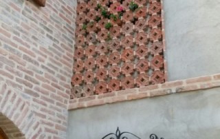 Parete esterna con gelosie antiche da recupero materiali