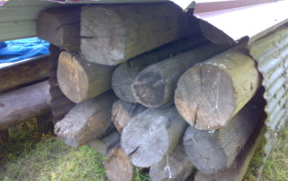 travi in legno antico quadtrate tonde da recupero materiali 01