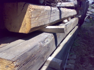 travi in legno antico quadtrate tonde da recupero materiali 02