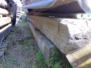 travi in legno antico quadtrate tonde da recupero materiali 03