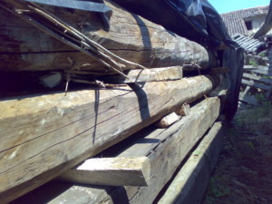 travi in legno antico quadtrate tonde da recupero materiali 04