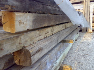 travi in legno antico quadtrate tonde da recupero materiali 05