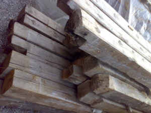 travi in legno antico quadtrate tonde da recupero materiali 06